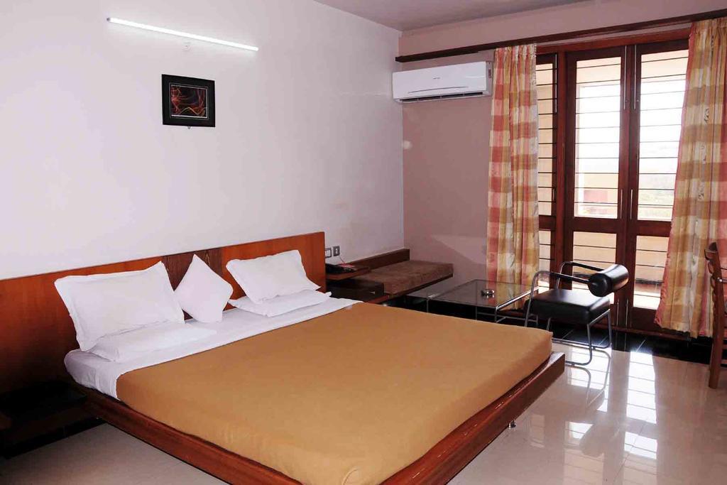 Hotel Rock Regency Toranagallu Экстерьер фото
