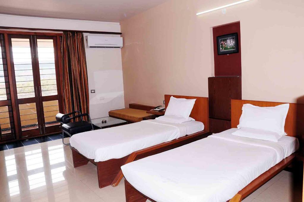 Hotel Rock Regency Toranagallu Экстерьер фото
