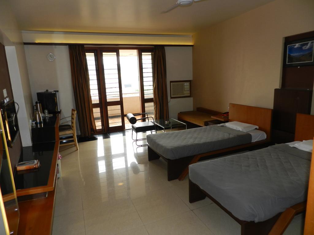 Hotel Rock Regency Toranagallu Экстерьер фото
