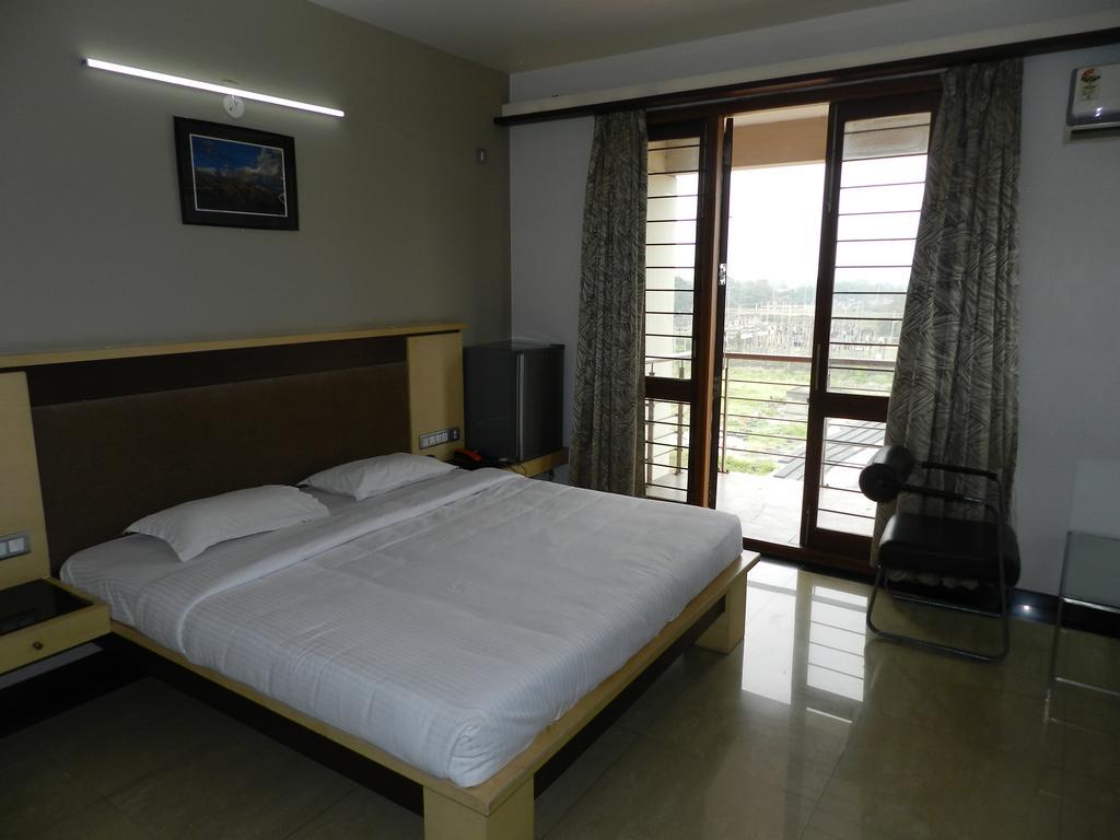 Hotel Rock Regency Toranagallu Экстерьер фото